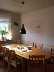 SILBENSALON WandTattoo 'wo die Liebe den Tisch deckt'