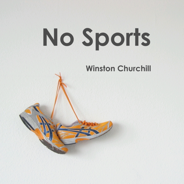 Schriftzug "No Sports" als Wandtattoo an einer ruhigen Wand