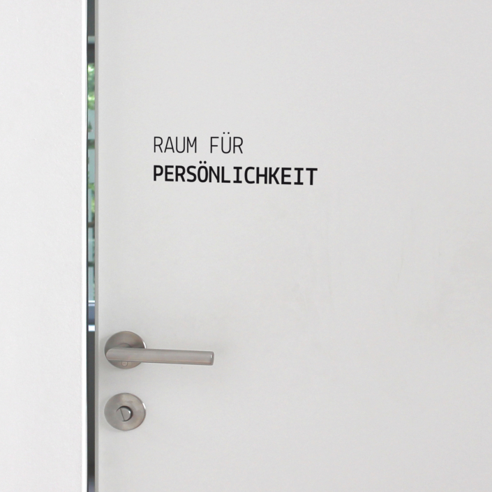 WandTattoo mit dem Schriftzug „Raum für Persönlichkeit“ an einer Wand