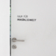 WandTattoo mit dem Schriftzug „Raum für Persönlichkeit“ an einer Wand