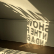 Fenstertattoo wirft Schatten