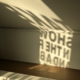 Fenstertattoo wirft Schatten