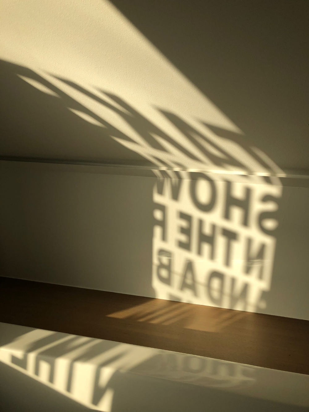 Fenstertattoo_Schatten Fenstertattoo wirft Schatten
