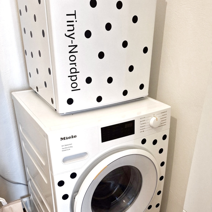 Polkadots aus dem SILBENSALON Kundenfoto Bunte runde Wandaufkleber in verschiedenen Größen und Farben auf einer weißen Wandfläche verteilt