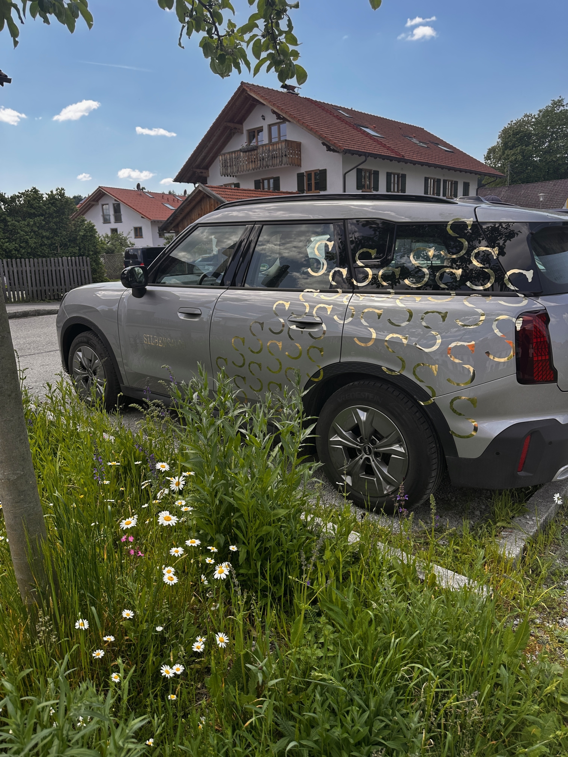 Autoaufkleber aus dem SILBENSALON auf einem Fahrzeug