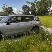 Autoaufkleber SILBENSALON – Motiv am Fahrzeug Ein SILBENSALON-Autoaufkleber auf Spezialfolie am Fahrzeug