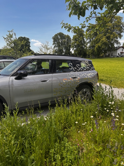 Ein SILBENSALON-Autoaufkleber auf Spezialfolie am Fahrzeug