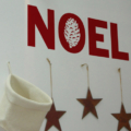 NOEL Weihnachtskleber mit Tannenzapfen
